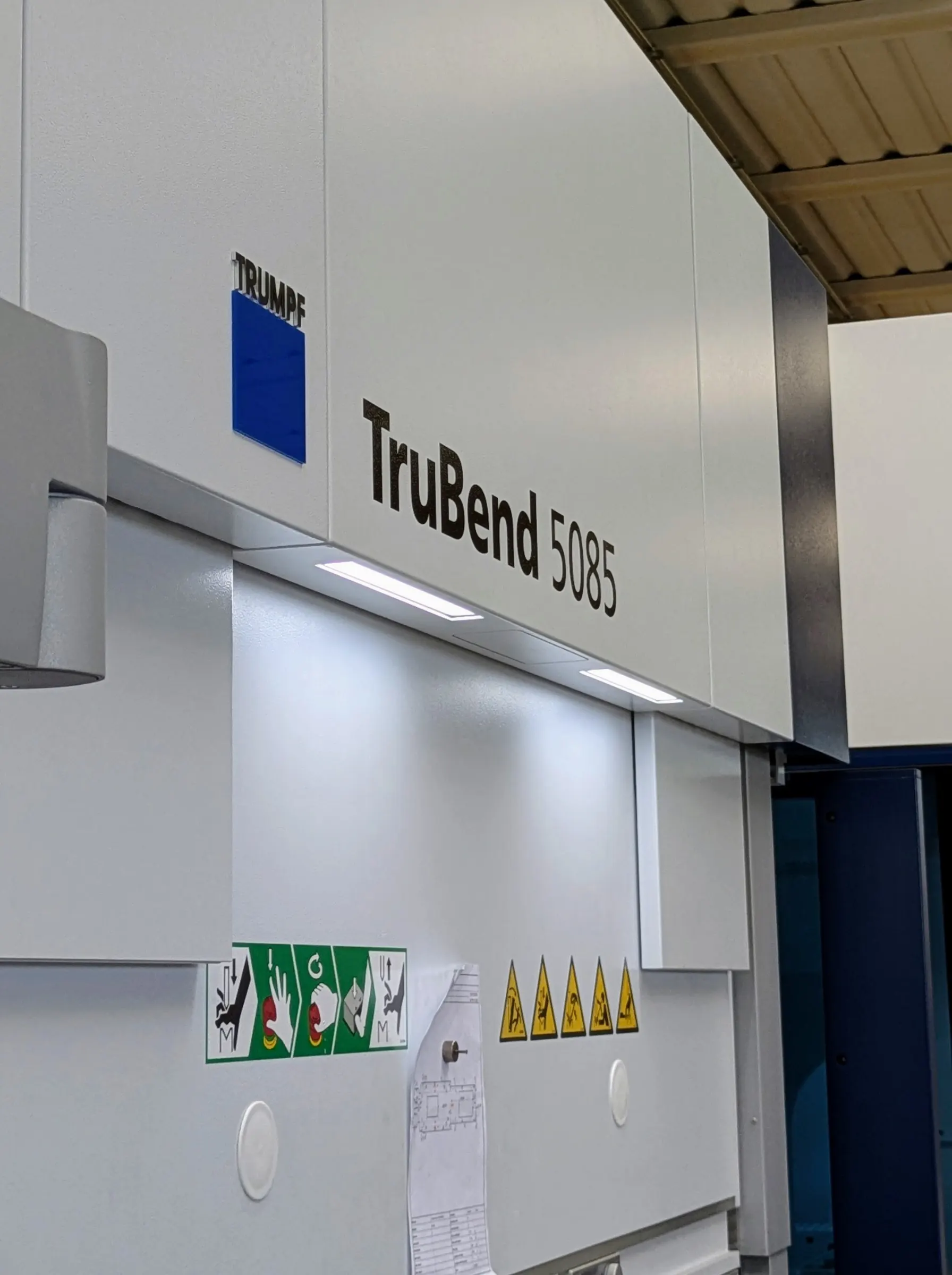 Dettaglio della presso-piega Trumpf TruBend 5085 nello stabilimento Laser Tech
