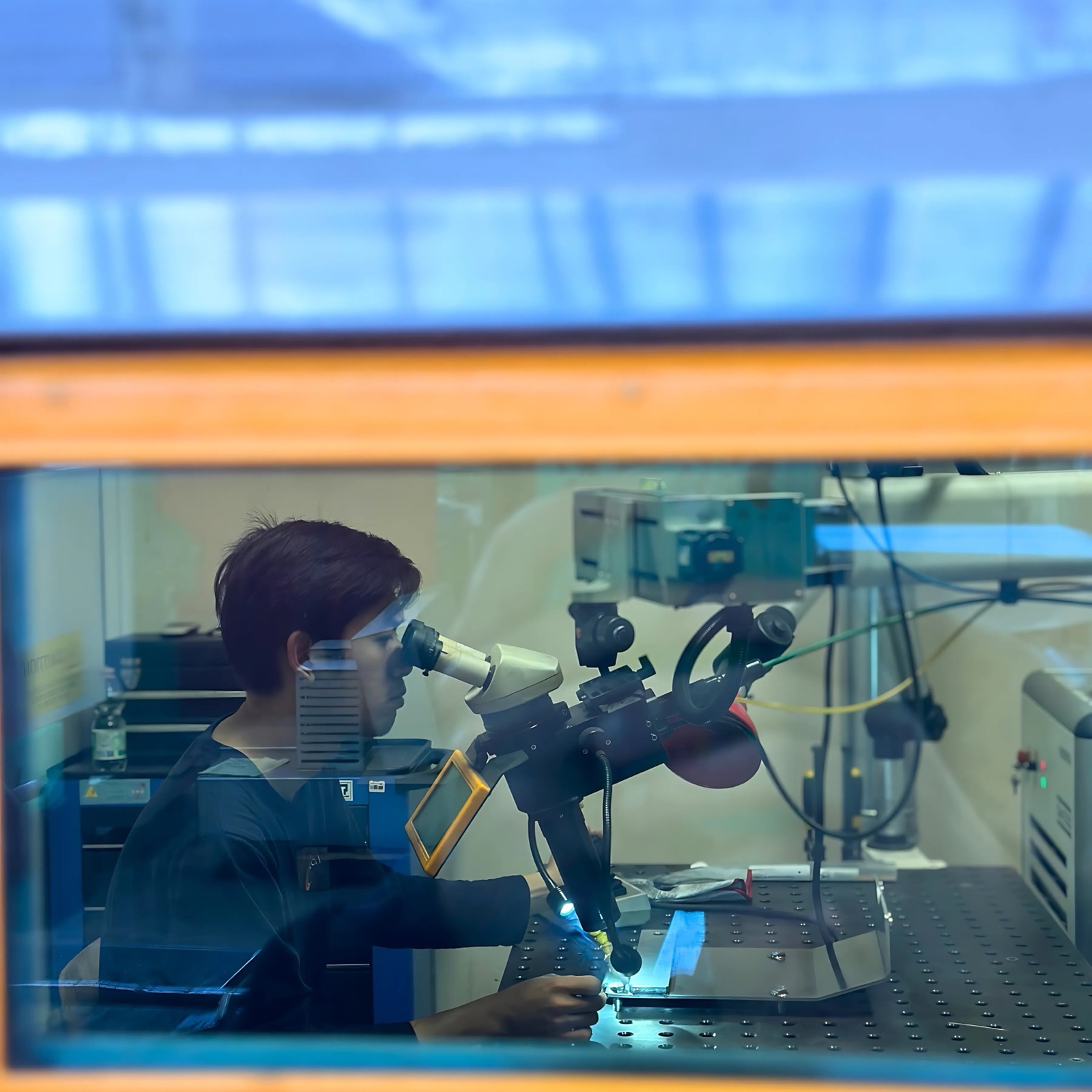 Microscopio nel laboratorio di controllo qualità Laser Tech